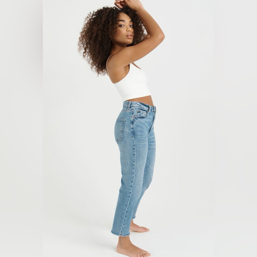90s-inspired Mom jeans